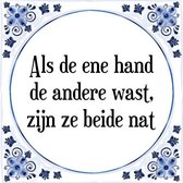 Tegeltje met Spreuk (Tegeltjeswijsheid): Als de ene hand de andere wast, zijn ze beide nat + Kado verpakking & Plakhanger