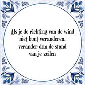 Tegeltje met Spreuk (Tegeltjeswijsheid): Als je de richting van de wind niet kunt veranderen, verander dan de stand van je zeilen + Kado verpakking & Plakhanger