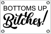 Tuinposter – Tekst: 'Bottoms up bitches!'– 60x40cm Foto op Tuinposter (wanddecoratie voor buiten en binnen)