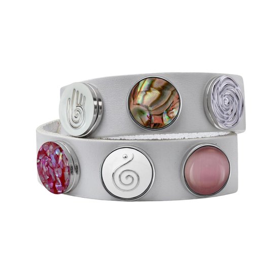 Twee grijze leren armbanden met diverse drukknoppen: een witte met hand, parelmoer, zilveren spiraal, rode steentjes, witte met spiraal en roze steen.