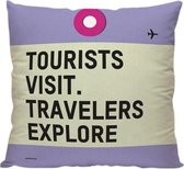 Tourists Visit, Travellers Explore - Sierkussen - Reis Quote - 40 x 40 cm - Reizen / Vakantie - Reisliefhebbers - Reizigers - Voor op de bank/bed