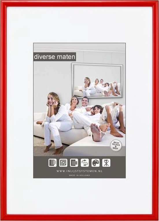 Cadre photo rouge en aluminium, 10 mm de large, avec un passe-partout et une image d'une famille sur un canapé.