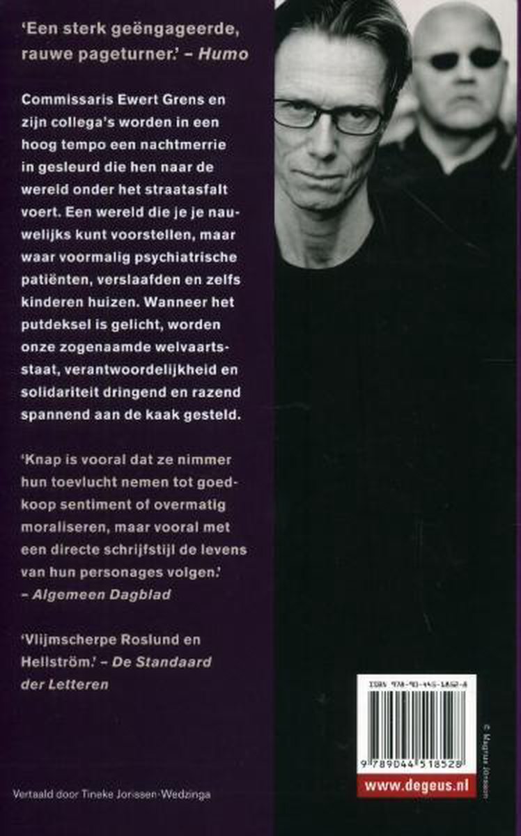 De achterkant van een boek met tekst en een foto van twee mannen. Eén man draagt een bril en de ander een zonnebril.