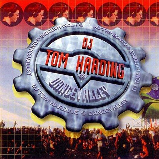 Festival poster met "DJ TOM HARDING @ DANCE VALLEY" in rode letters in een tandwiel-achtig ontwerp. Achtergrond met publiek.
