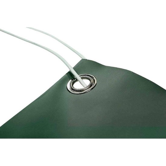 Detail van een groen schort met een metalen oogje en dunne witte koordjes.