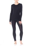 Vrouw poseert met handen op de heup, draagt een zwarte Icebreaker thermolegging en longsleeve.
