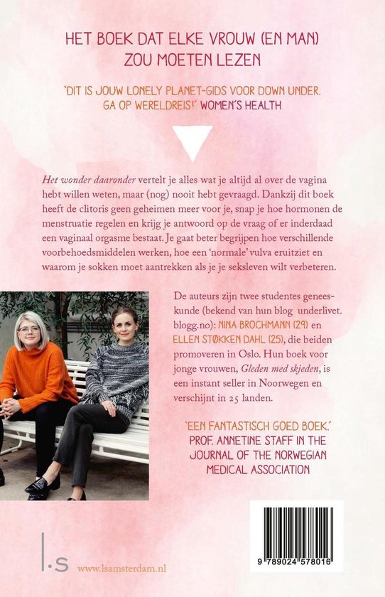 Twee vrouwen zitten naast elkaar op een bankje met een boek op schoot. De linker vrouw draagt een oranje coltrui en de rechter vrouw een grijze gebreide trui.