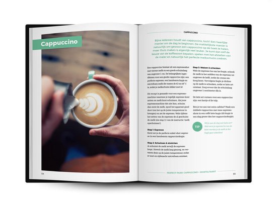 Cappuccino met melkschuim kunstwerk in een kop, naast een receptpagina met de titel "Cappuccino".