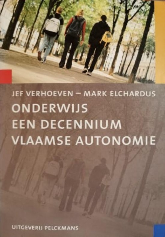 Boekomslag met de titel "Onderwijs: Een decennium Vlaamse autonomie". Drie studenten lopen over een pad met bomen.