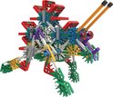 Een K'NEX model van een insect met rode, blauwe, groene, grijze en gele onderdelen, en oranje antennes.