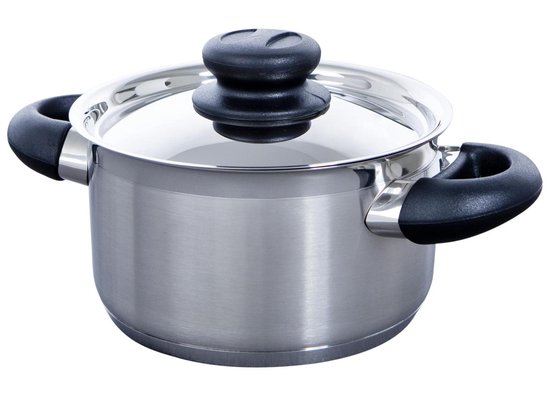 Zilverkleurige kookpan met twee zwarte handvatten en een glazen deksel.