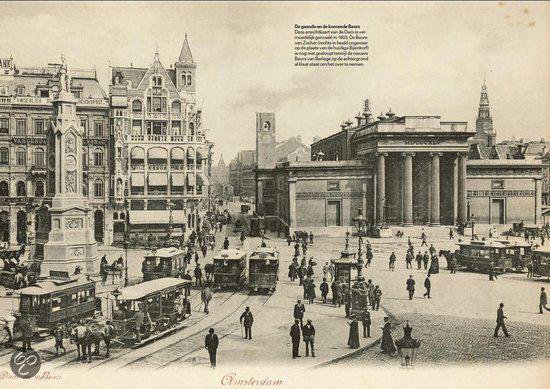 Sepia foto van een druk plein in Amsterdam met trams, paardenkoetsen en monumentale gebouwen.