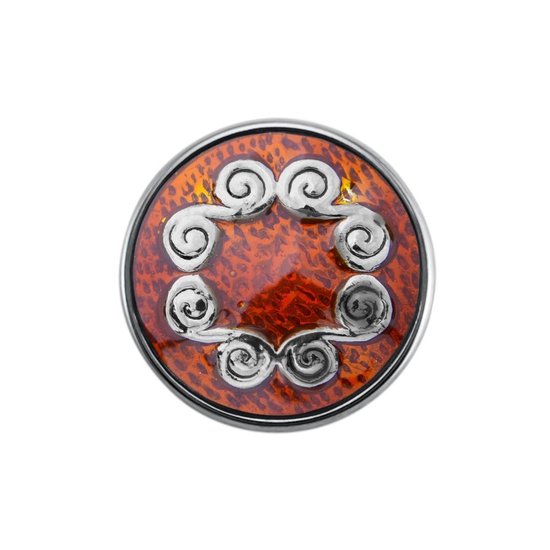Zilverkleurige drukknop met oranje en rode abstracte spikkels en zilveren kruldetails.