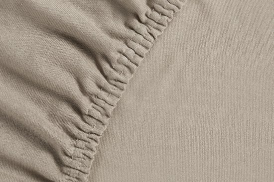 Taupe hoeslaken met gedetailleerd elastiek aan de rand.