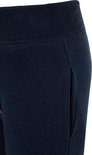 Detail van de zak en tailleband van een donkerblauwe joggingbroek.