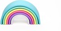 Een pastelkleurige regenboog stapelbaar speelgoed, in zes zachte kleuren, op een witte achtergrond.