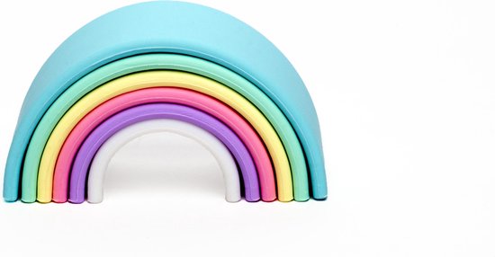 Een pastelkleurige regenboog stapelbaar speelgoed, in zes zachte kleuren, op een witte achtergrond.