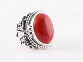 Bewerkte zilveren ring met rode koraal steen - maat 17