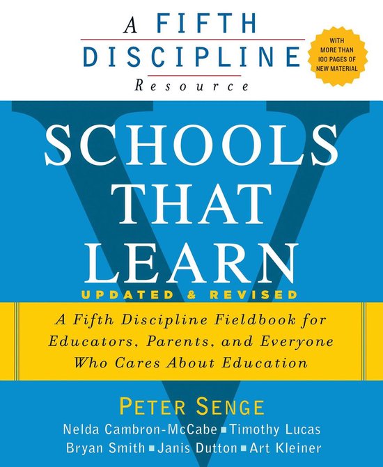 Boek: 'Schools That Learn (Updated and Revised)' met een gele band met de tekst 'Met meer dan 100 pagina's nieuw materiaal'.