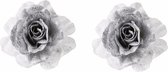 2x Kerstboomversiering bloem op clip zilver/wit en besneeuwd  18 cm - kerstfiguren - zilveren kerstversieringen