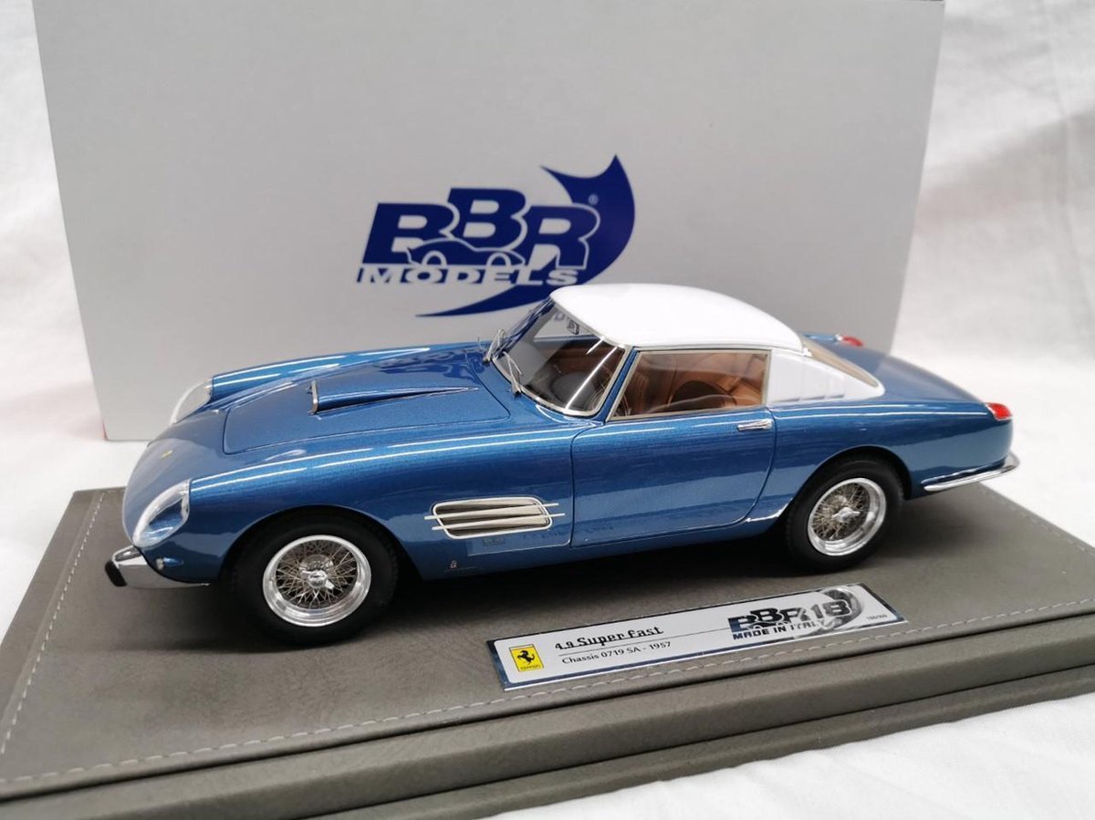 De 1:18 Diecast modelauto van de Ferrari 410 SuperFast 4.9 Coupe uit 1957 in Light Blue. De fabrikant van het schaalmodel is BBR Models.Dit model is alleen online verkrijgbaar.