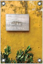 Tuinposter –Tekst: "From Hoi An with love" op Gele Muur met Planten – 40x60cm Foto op Tuinposter (wanddecoratie voor buiten en binnen)