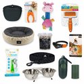 Een collage van puppy verzorgingsproducten: mand, voerbakken, speelgoed, riemen, halsband, voer en verzorgingsartikelen.