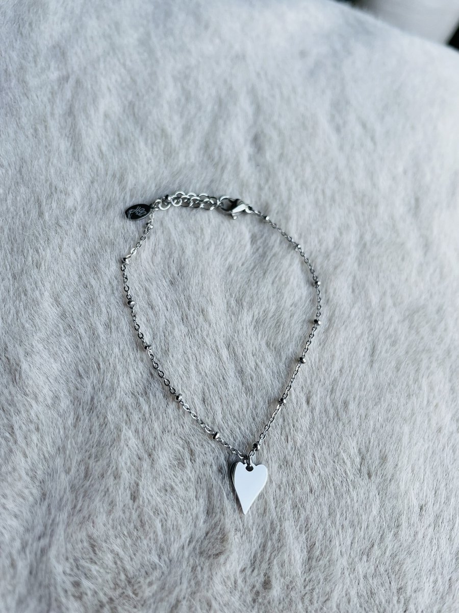 Armband met kleine bolletjes en plat hartje (zilver)