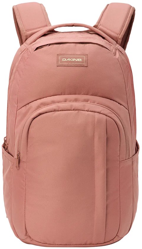Roze Dakine rugzak met grote ritsvak aan de voorzijde en klein label met logo.