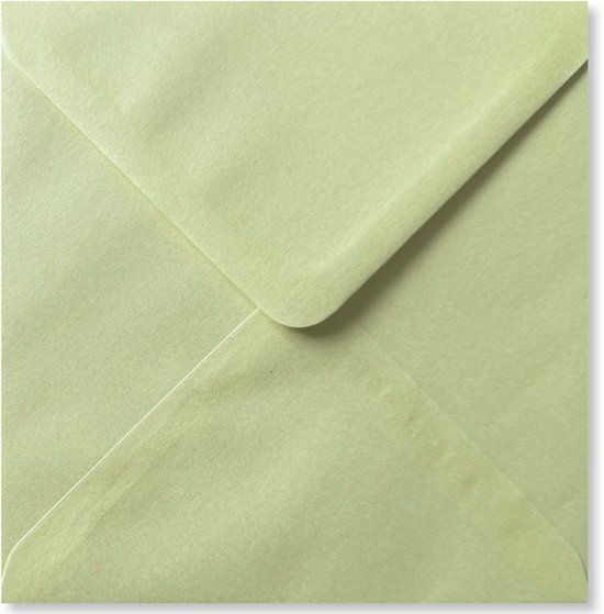 Sluiting van een soft lemon vierkante envelop, metallic.