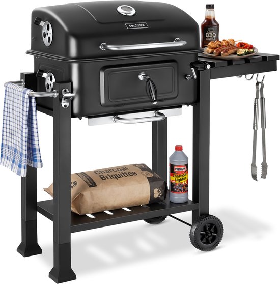 Zwarte houtskoolgrill met opklapbaar zijrek, met haken, handdoek, BBQ saus, houtskool en aansteker.