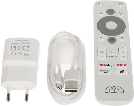 Een witte adapter, witte USB-kabel en een witte afstandsbediening met de logo's YouTube, Netflix, Prime Video en een huislogo.