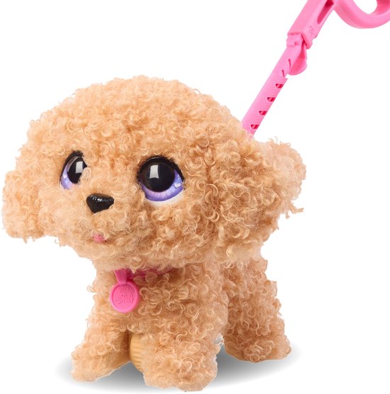 Pluizige, beige FurReal WagaLots poedel met paarse ogen, roze halsband en een roze riem.