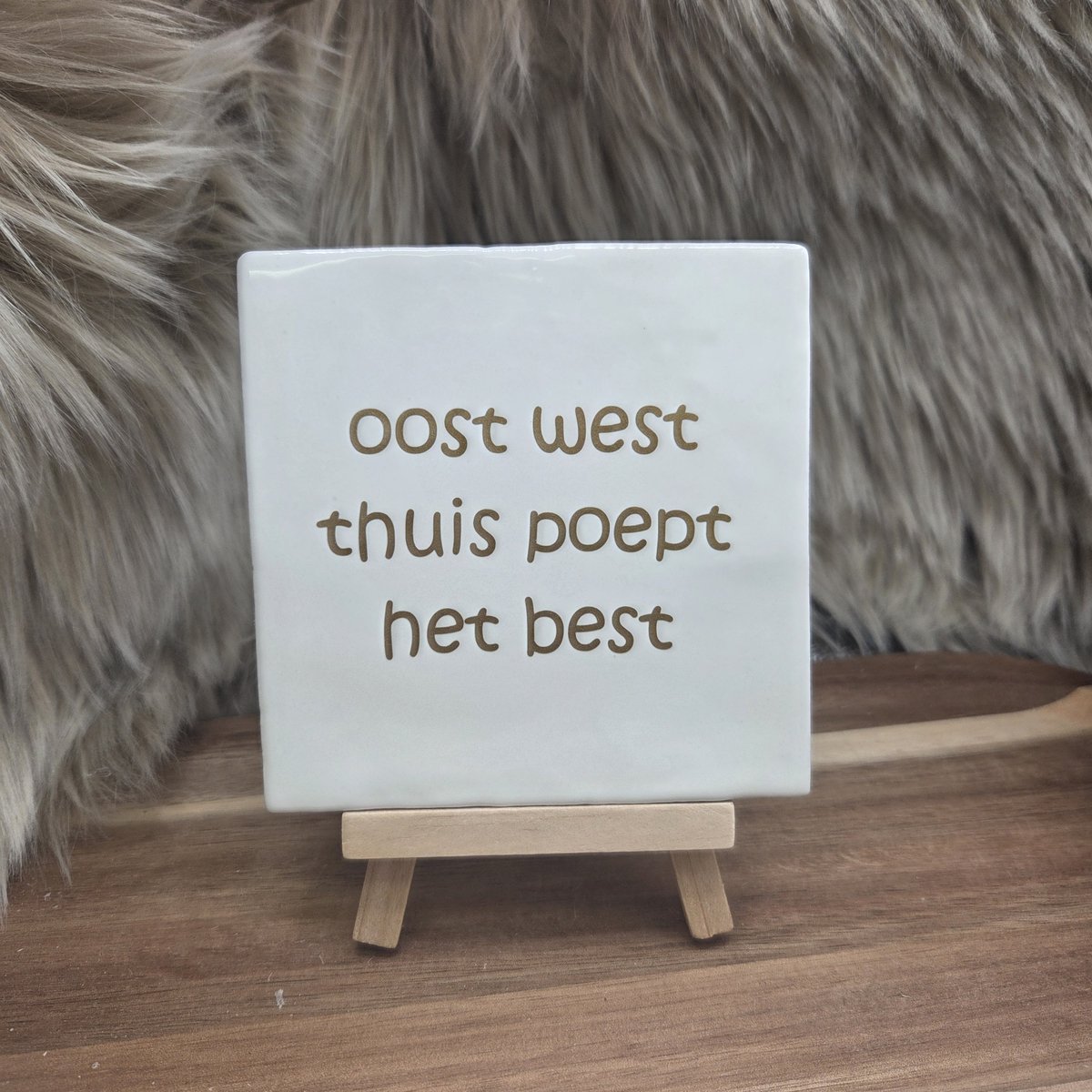 CreaCraft Robuust wenstegeltje “oost west thuis poept het best” – 10x10 cm – Humoristische Wanddecoratie & Cadeau – Cadeau vrienden,zomaar – Humor tegeltje - Grappige tekst – WC decoratie humor – Trendy nu – Decoratief Tegeltje met Standaard – Cadeau Idee Wit/Goud