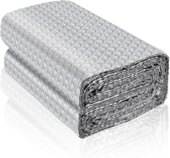 Opgerolde zilverkleurige isolatiefolie met noppenpatroon, op een witte achtergrond.