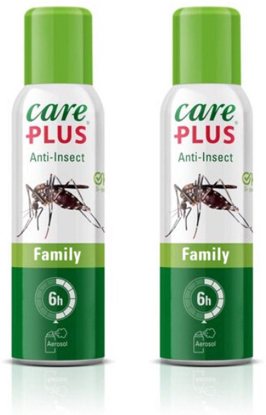 Twee identieke Care Plus Anti-Insect Family aerosols op witte achtergrond. Groene dop, witte bus met afbeelding van mug en '6h'.