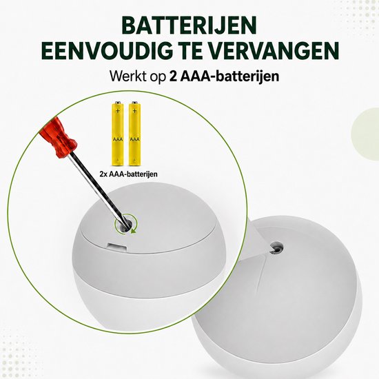 Wit ovaal speeltje met schroevendraaier die een batterijcompartiment opent. Twee AAA-batterijen worden getoond.