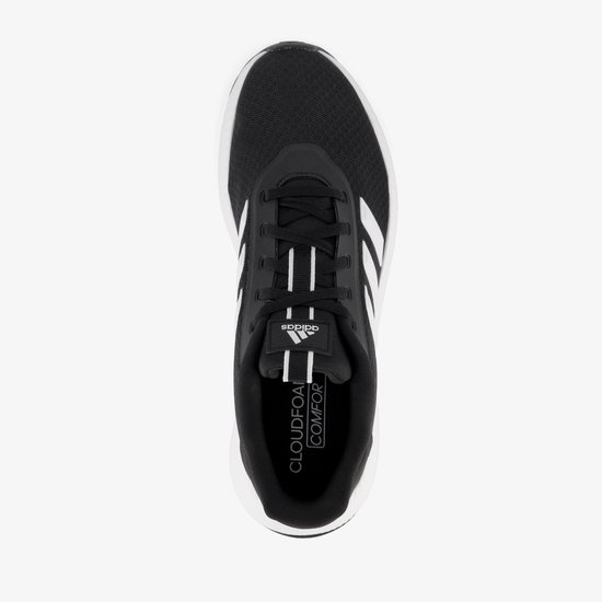Zwarte Adidas sneaker met witte strepen, witte veters en 'Cloudfoam Comfort' tekst.