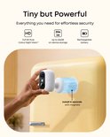 Hand bevestigt witte eufy camera met magneet aan een gele koelkast. Tekst: 'Install in seconds with magnets'.