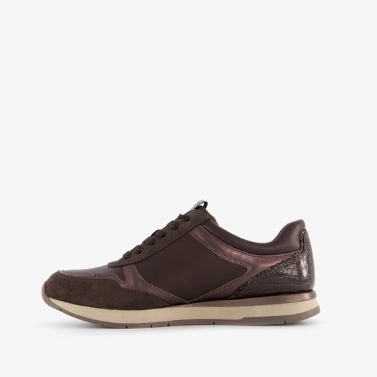 Bruine damessneaker met crocoprint detail bij de hiel en metallic details.