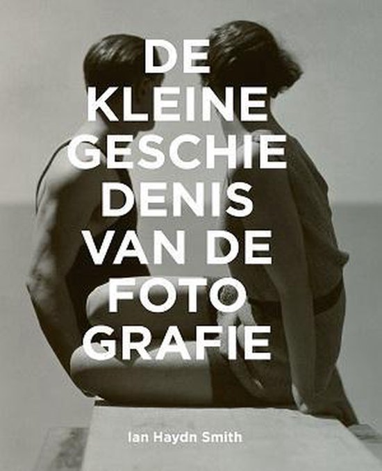 Een stel in badkleding, rug aan rug, met de titel "De kleine geschiedenis van de fotografie".