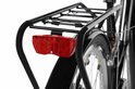 Rode achterlicht op een zwarte bagagedrager van een fiets.