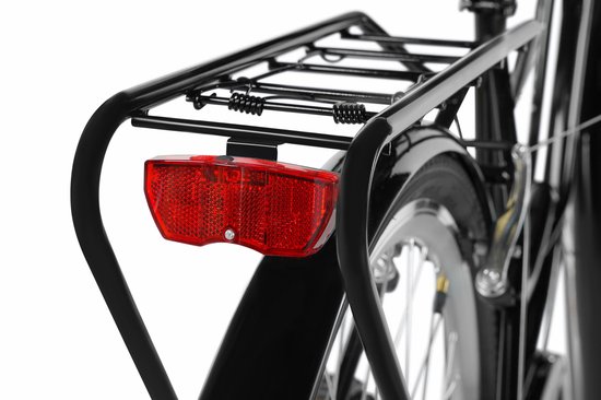 Rode achterlicht op een zwarte bagagedrager van een fiets.