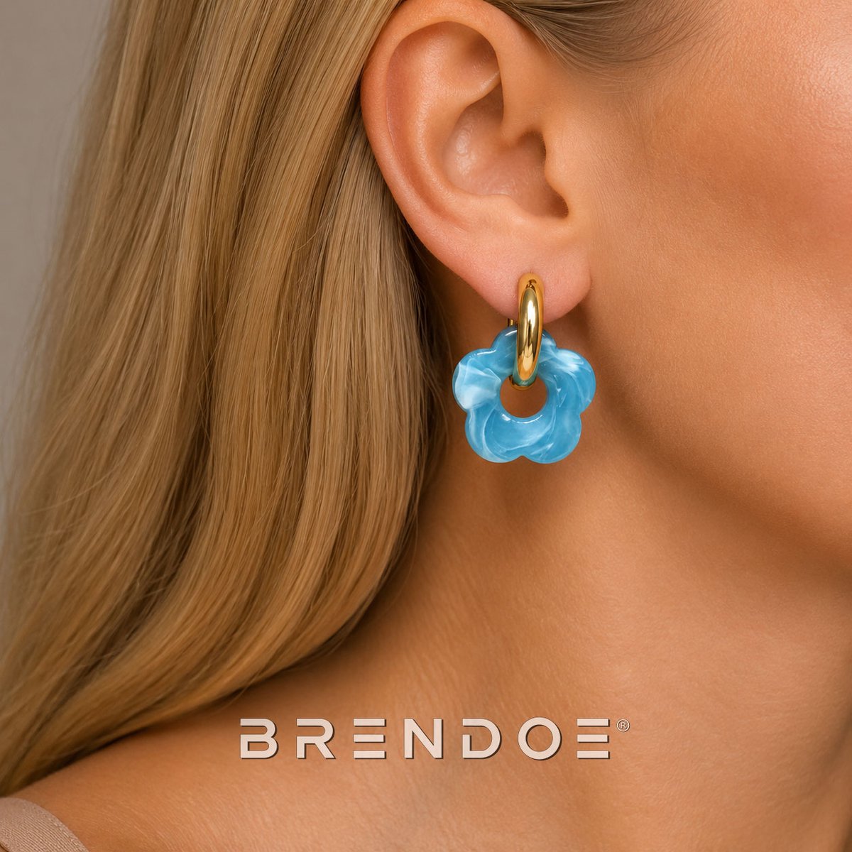 Brendoe Bloem Oorringen Lichtblauw – Goudkleurige Oorbellen met Afneembare Acryl Bloem – Dames