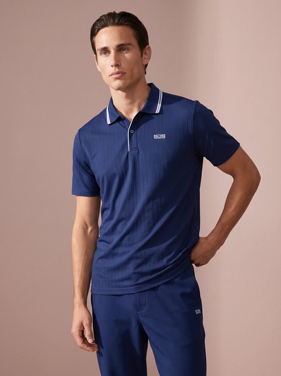 Man met donkerblauw poloshirt met verticale ribbels en witte kraagrand. Het shirt heeft een SJS-logo.