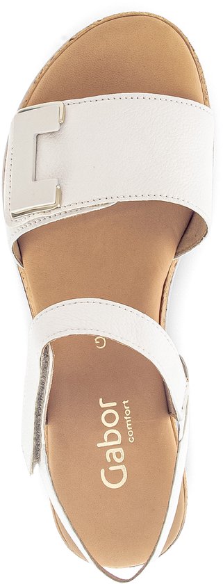 Witte Gabor sandalen met zilverkleurige gesp en klittenbandsluiting. De zool is van kurk.