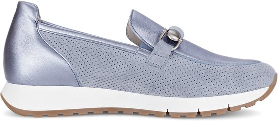 Zijkant van een lichtblauwe Gabor sneaker met gesp, perforaties en witte zool.
