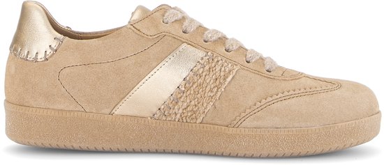 Beige suède Gabor sneaker met gouden accenten en een gestreepte textuur op de zijkant.