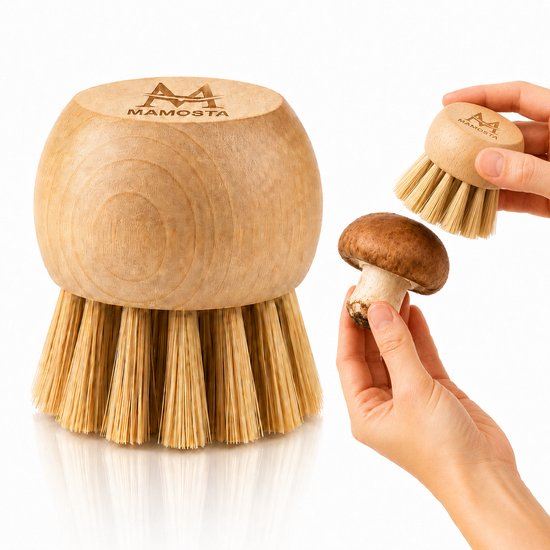 Houten paddenstoelborstel van Mamosta, met logo. Twee maten getoond, één in gebruik om een champignon schoon te maken.