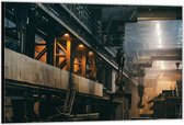 Dibond –Verlaten Fabriekshal– 90x60cm Foto op Dibond;Aluminium (Wanddecoratie van metaal)